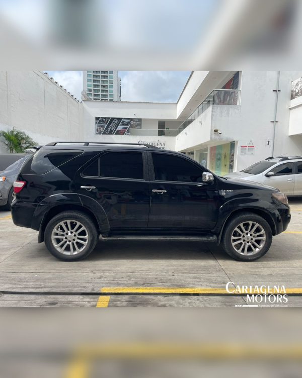 TOYOTA FORTUNER 2011
